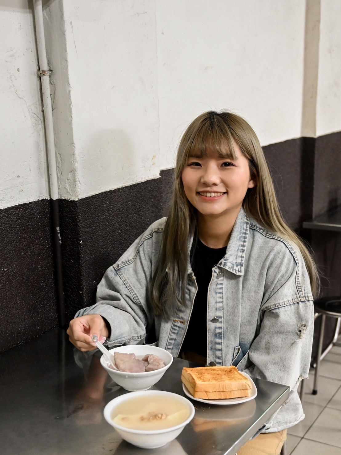 阿斗伯冷凍芋｜台中在地30年老字號銅板美食，草莓奶油吐司在地人宵夜這樣點 @巧莉的世界流浪筆記
