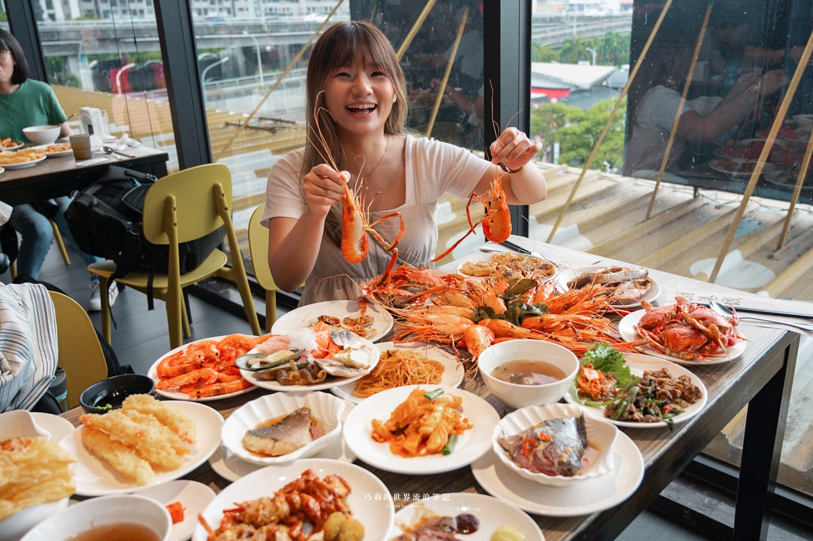 海鮮控必訪吃到飽！潮港城太陽百匯釜山海鮮季美食蝦爆了，四人同行就送巨無霸檸檬泰國蝦 @巧莉的世界流浪筆記