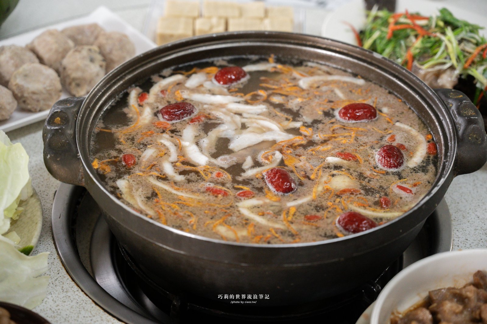 台中南屯隱藏版美食｜廣式養生功夫雞：來自廣東媽媽的手路菜，超強椰子雞湯香氣滿分！ @巧莉的世界流浪筆記