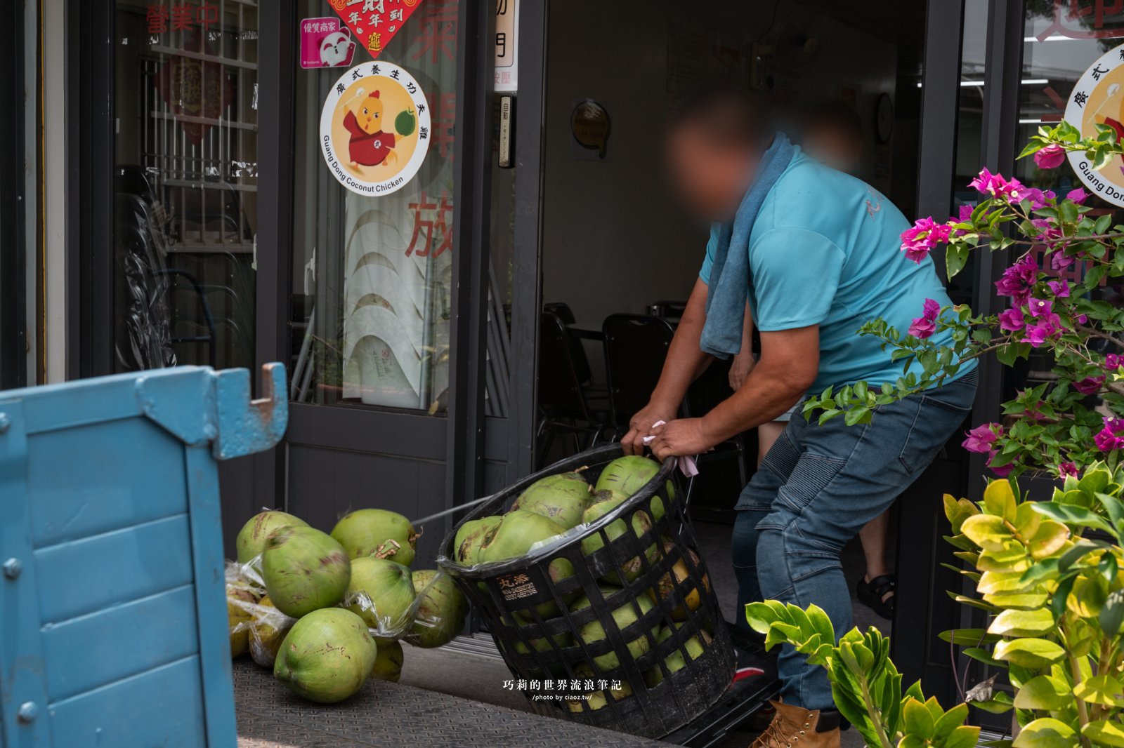 台中南屯隱藏版美食｜廣式養生功夫雞：來自廣東媽媽的手路菜，超強椰子雞湯香氣滿分！ @巧莉的世界流浪筆記