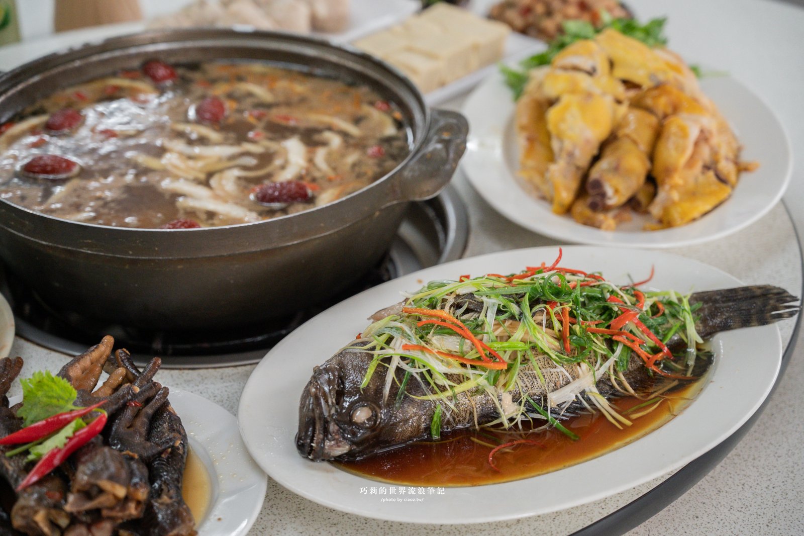 台中南屯隱藏版美食｜廣式養生功夫雞：來自廣東媽媽的手路菜，超強椰子雞湯香氣滿分！ @巧莉的世界流浪筆記