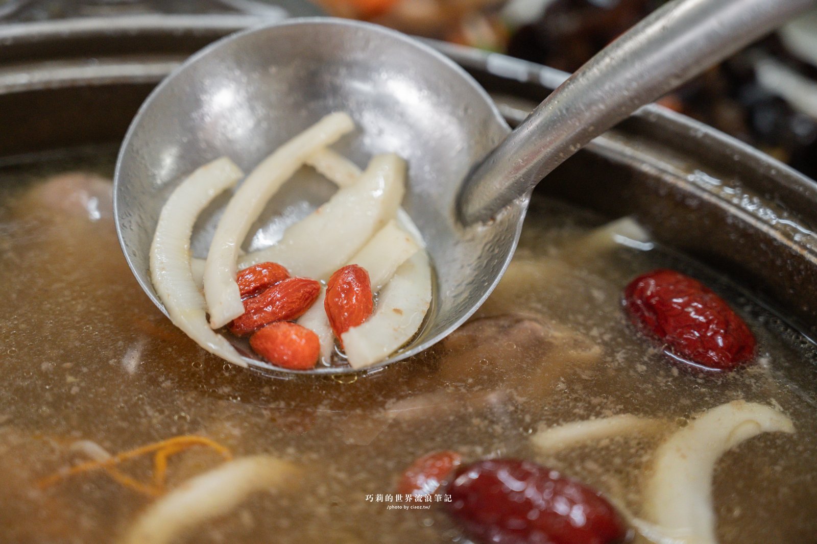 台中南屯隱藏版美食｜廣式養生功夫雞：來自廣東媽媽的手路菜，超強椰子雞湯香氣滿分！ @巧莉的世界流浪筆記
