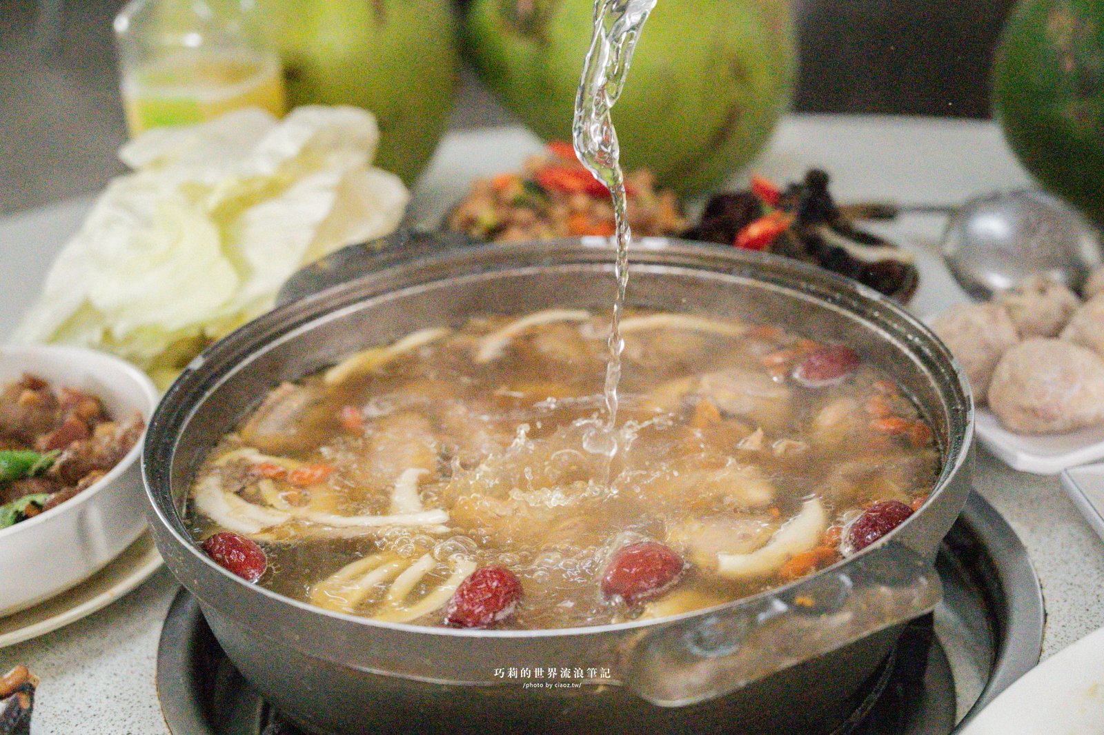 台中南屯隱藏版美食｜廣式養生功夫雞：來自廣東媽媽的手路菜，超強椰子雞湯香氣滿分！ @巧莉的世界流浪筆記