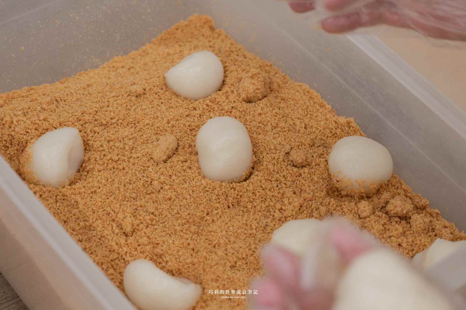 台中神醬無極限「東泉辣椒醬變麻糬」？芳塢碼頭西屯店限定新口味！台中北區美食現包麻糬軟Q不脹氣、素食也能吃！ @巧莉的世界流浪筆記