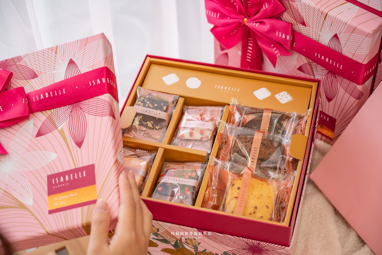 喜餅選他不出錯！經典伊莎貝爾香榭約定三層禮盒好吃豐富又雅緻，新人點頭長輩也滿意 @巧莉的世界流浪筆記