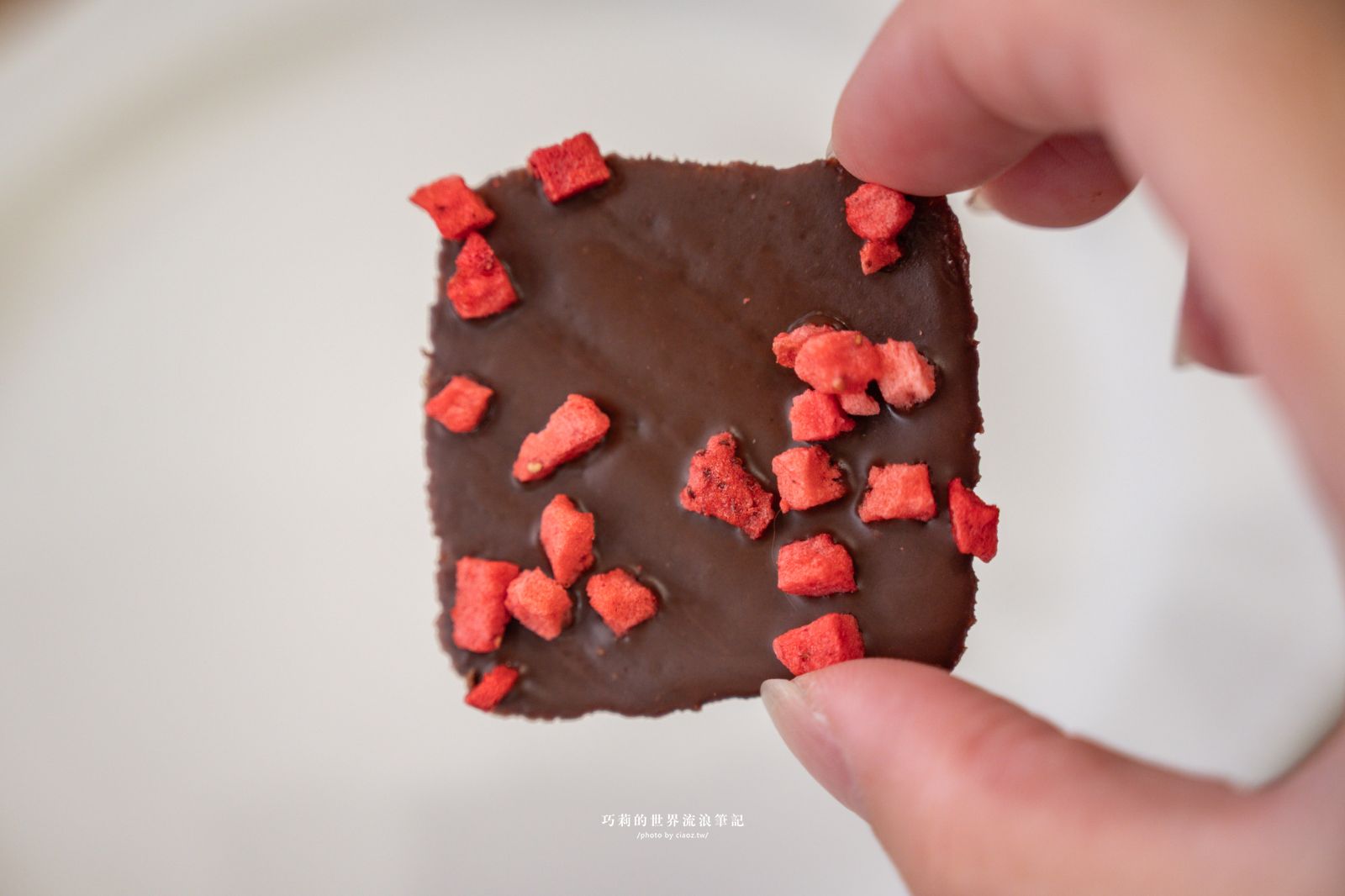 喜餅選他不出錯！經典伊莎貝爾香榭約定三層禮盒好吃豐富又雅緻，新人點頭長輩也滿意 @巧莉的世界流浪筆記