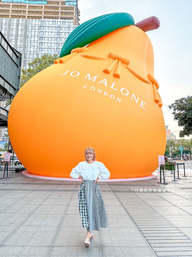 全球獨家15公尺高的 Jo Malone 巨大英國梨裝置藝術造景，從中正紀念堂搬到台中了，把握時間拍起來！ @巧莉的世界流浪筆記