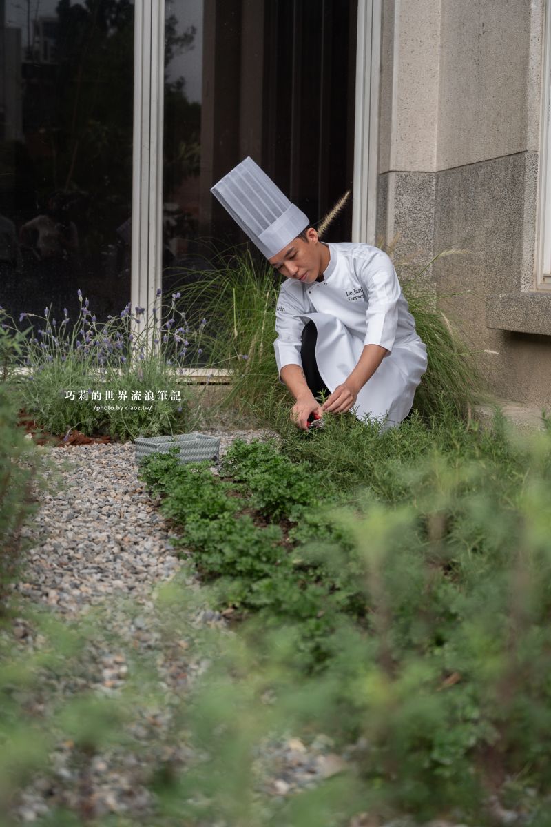 夏登法式鐵板燒 主廚正在香草花園採集食材