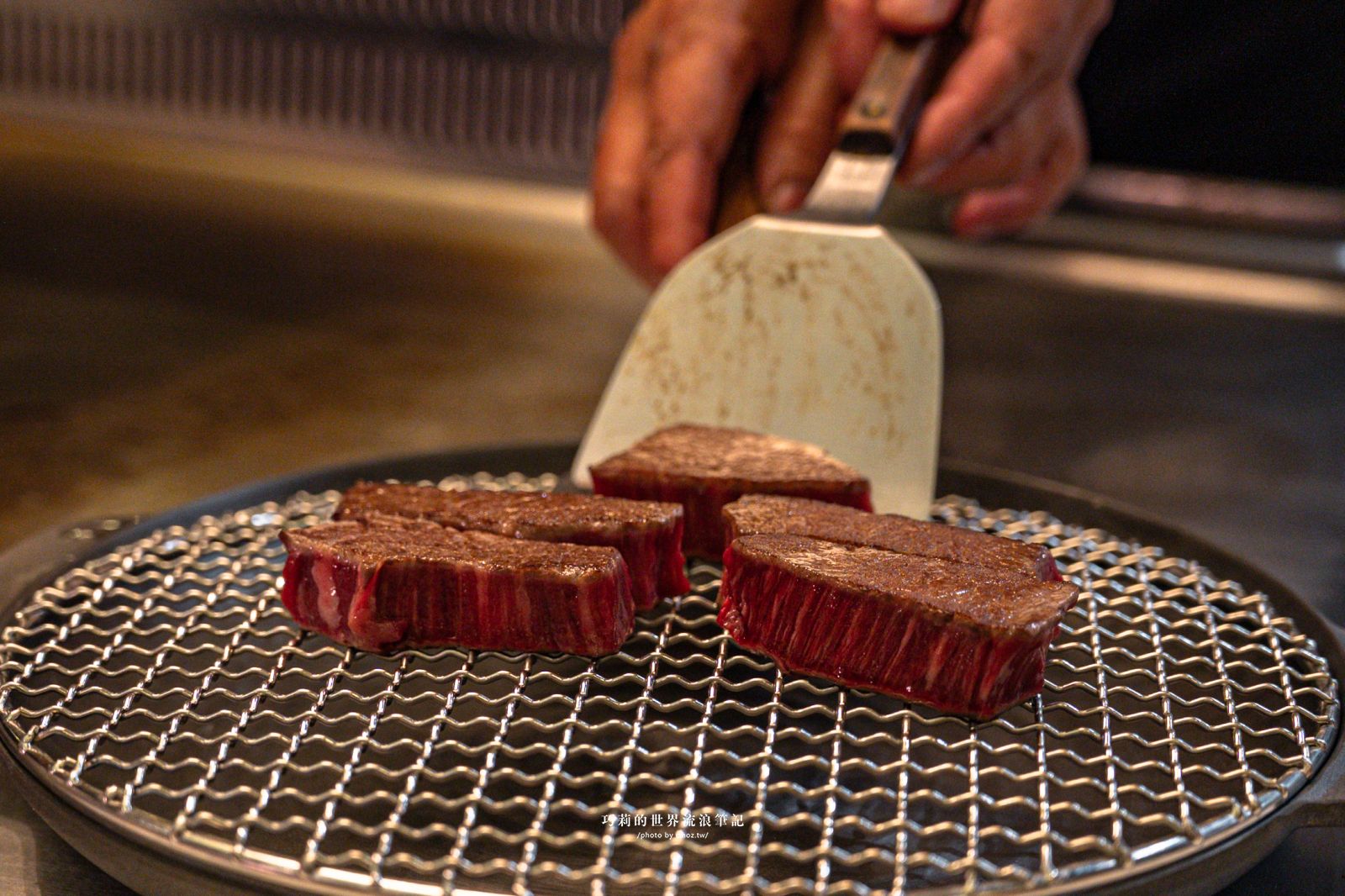 明水然・樂 台中星級店｜全球最大的無菜單鐵板燒料理品牌，波士頓活龍蝦四吃+日本A5和牛，14道日式無菜單鐵板燒只要1600元 @巧莉的世界流浪筆記