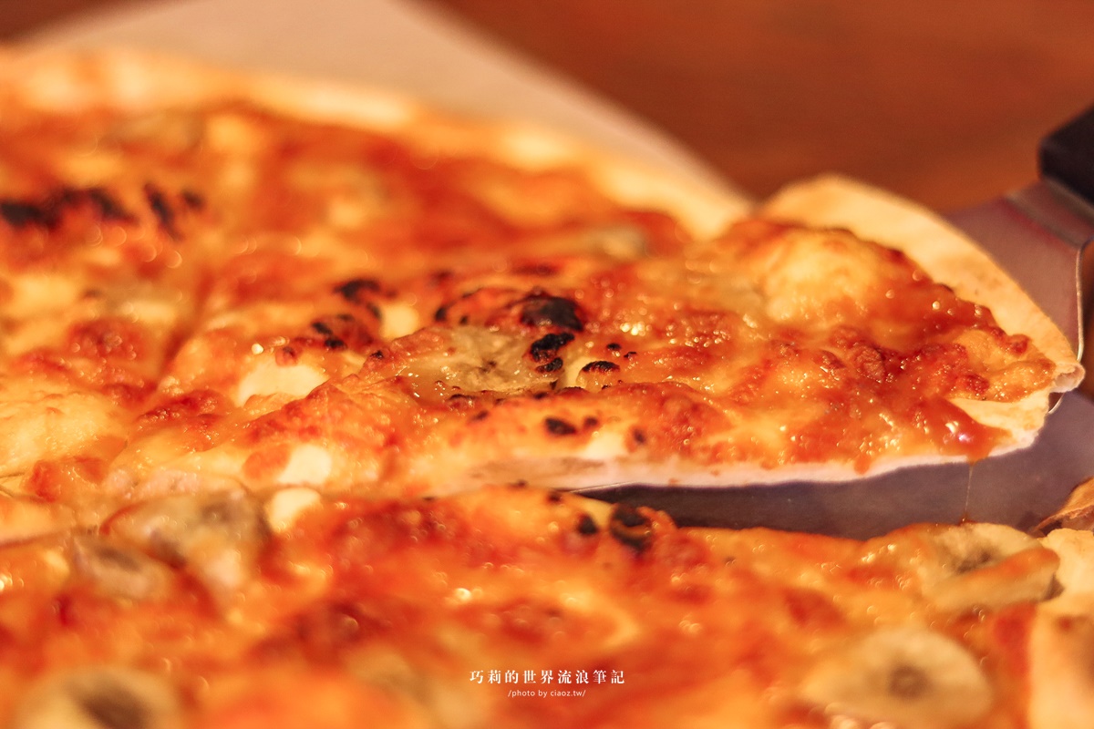 台中西區美食 | PisaPizza 比薩披薩 現點現做手拍柴燒窯烤比薩，正港道地義式薄餅披薩這裡吃得到！ @巧莉的世界流浪筆記