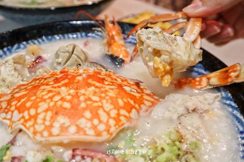 台中美食 | 霸氣螃蟹海鮮粥 | 夜間限定的浮誇系痛風好料・一整隻花蟹上粥還有滿滿海味 @巧莉的世界流浪筆記