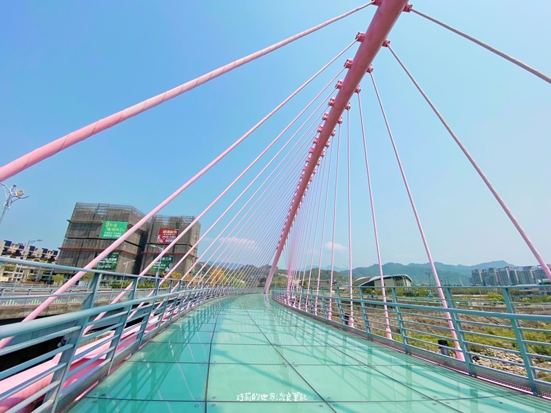 大坑情人橋 || 浪漫粉紅色斜張橋・玻璃橋面倒映浪漫之心藍天白雲怎麼拍都很美！ @巧莉的世界流浪筆記